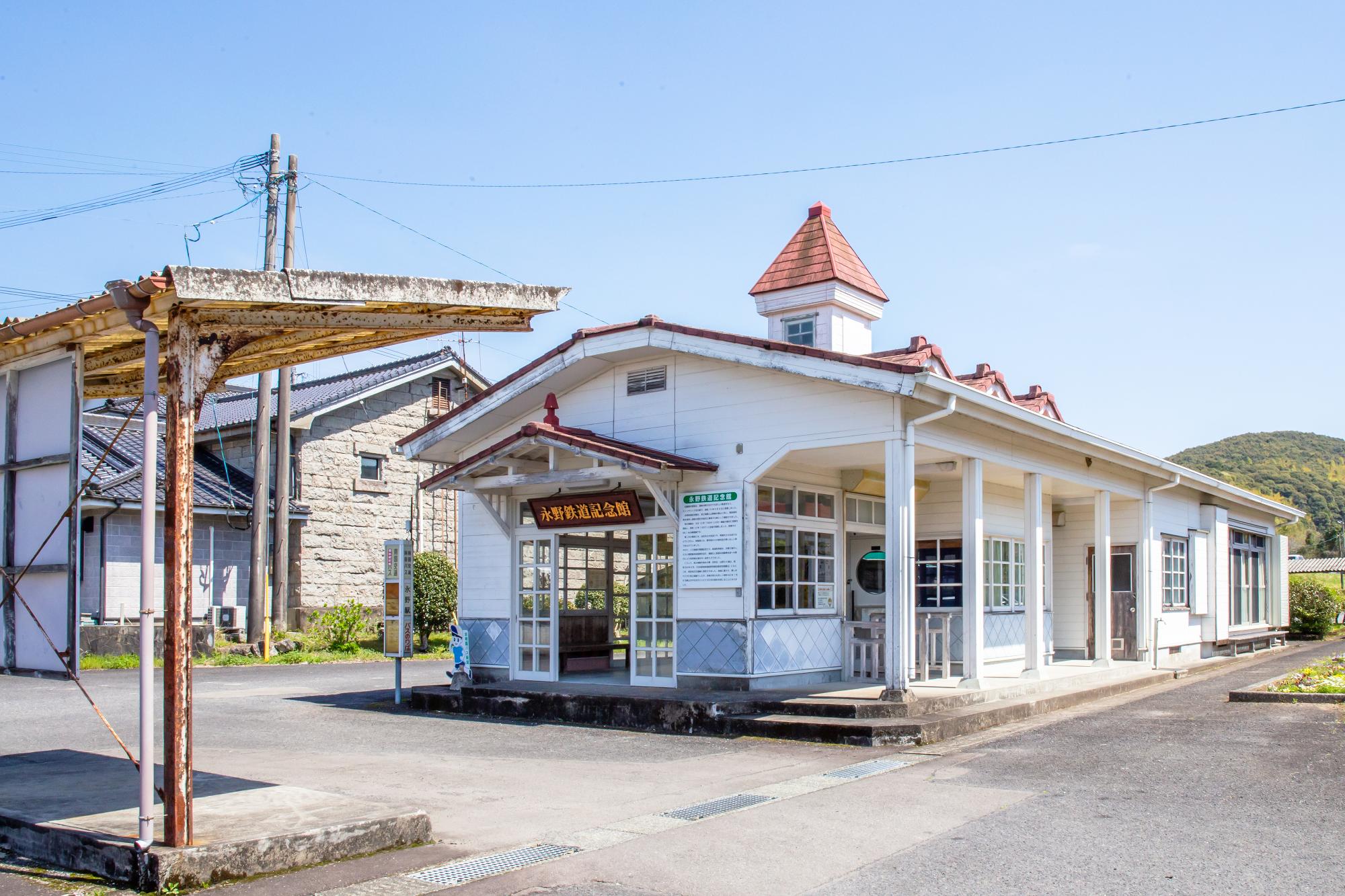 永野鉄道記念館建物を眺める