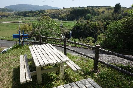 永江の滝公園から滝を眺めた様子