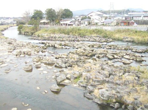 川内川の蛇行する河原を横から見た写真