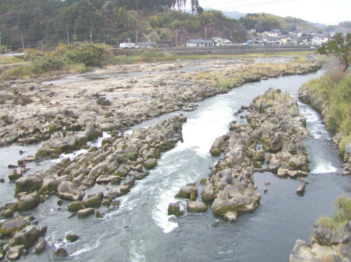 川内川の石の多い河原を上から見下ろした写真