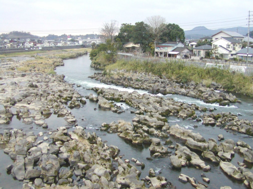 川内川の蛇行する河原を横から見た写真