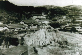 かつての三番滝製錬所を山の上から見た白黒写真