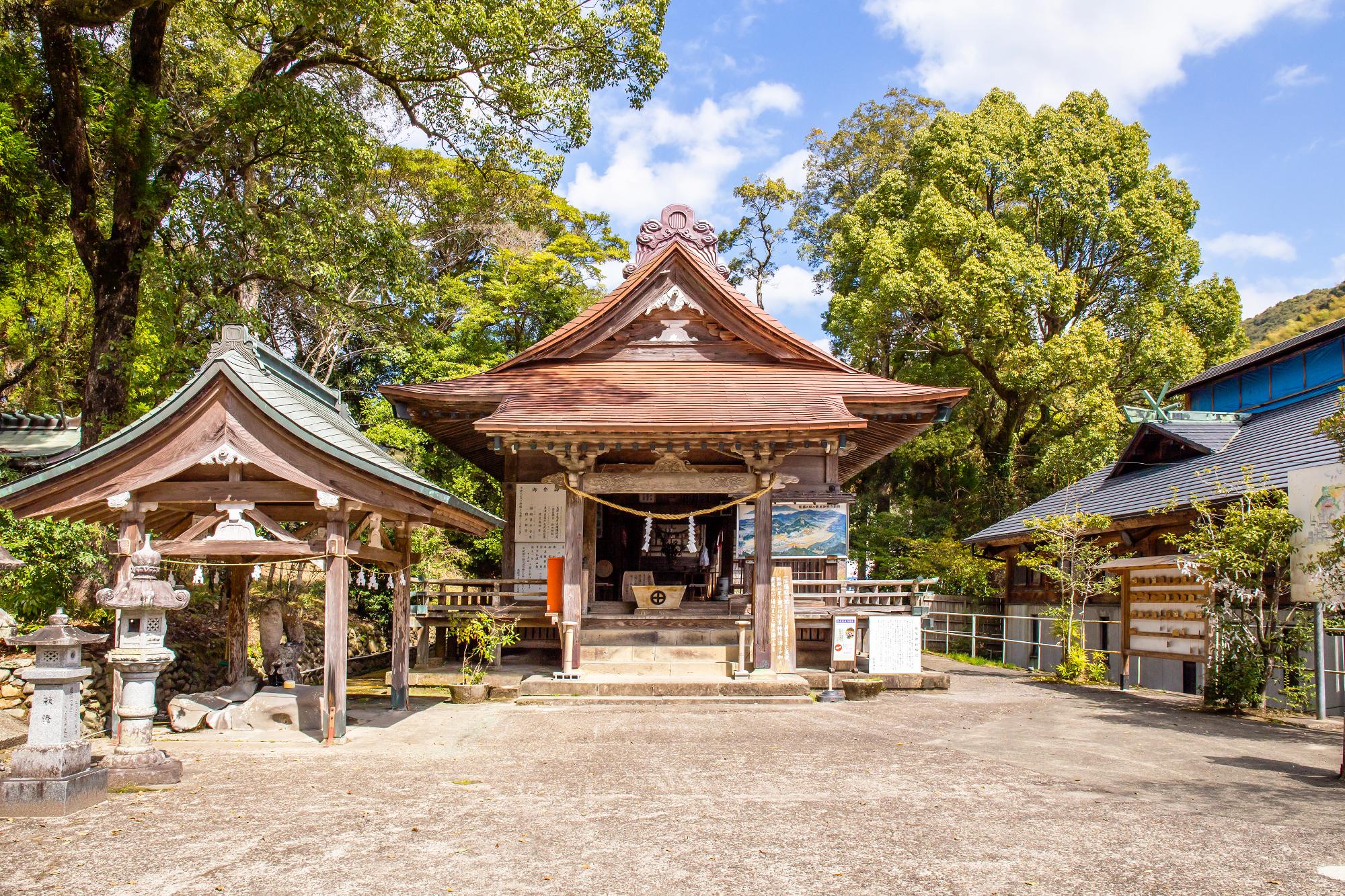 紫尾神社正面