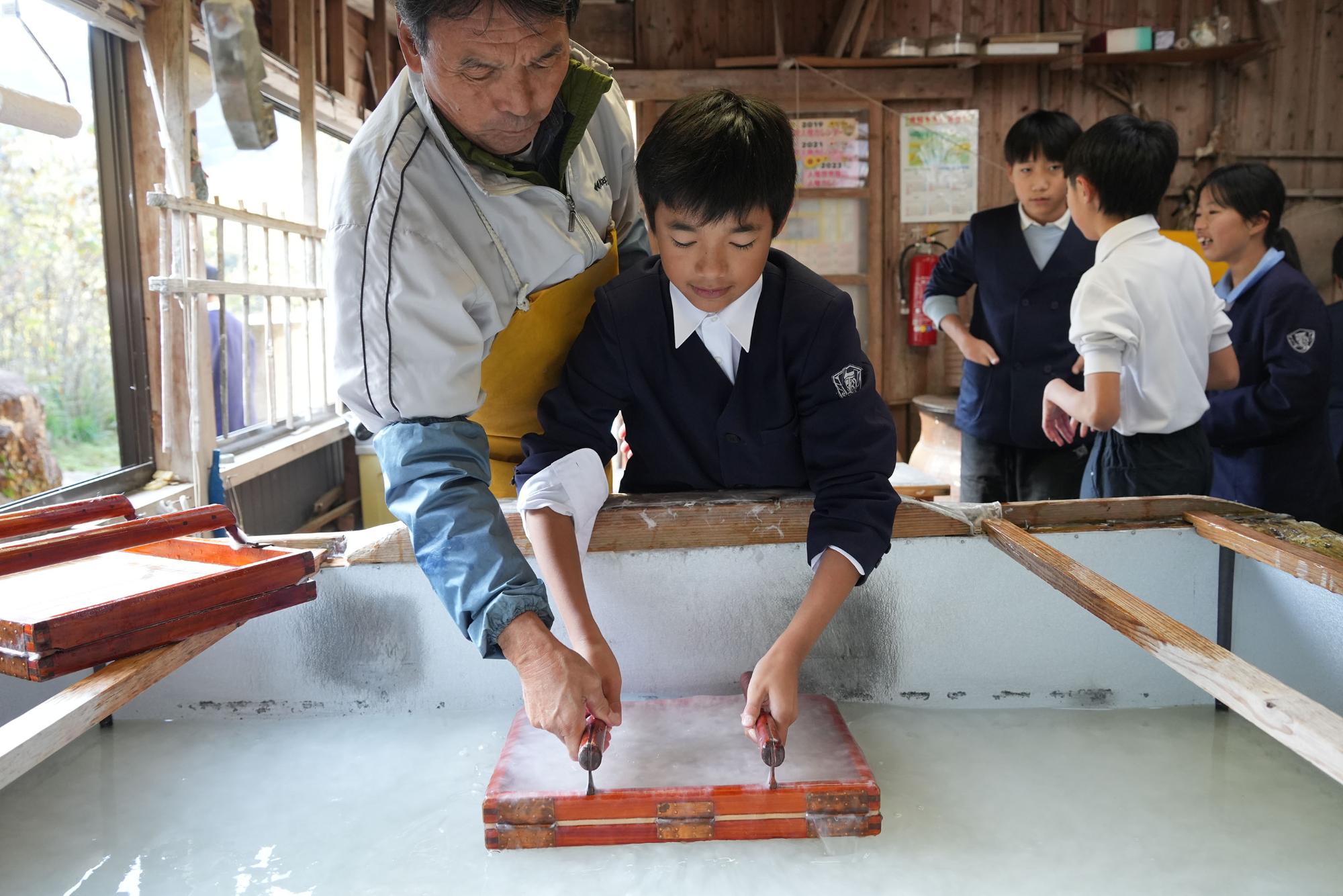手漉き和紙を作る小学生20241213