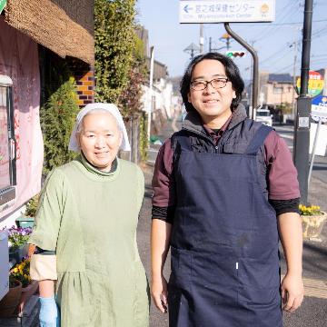 笑顔の是枝樹さんとお母さん