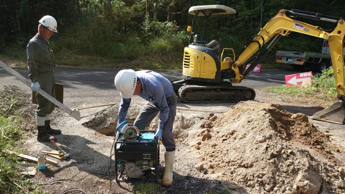 ショベルカーで道路の補修作業をおこなっている様子の写真