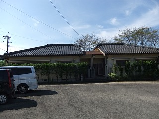 不堂団地の家を駐車場から見た外観写真