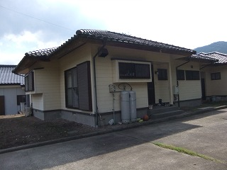 三腰団地の家を横から見た外観写真