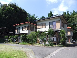 古野団地の家を道路から見た外観写真