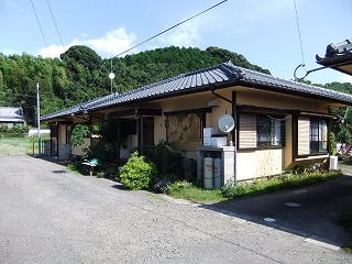 山崎上団地の家を道路から見た外観写真