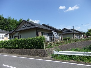 つるだ駅ニュータウン（特定公共賃貸住宅）の家を道路から見た外観画像