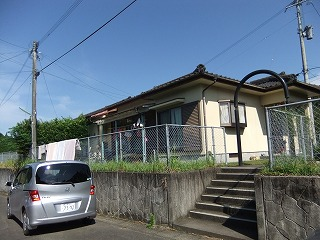 不堂団地の家を道路から見た外観写真