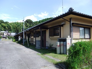 山崎上団地の家を道路から見た外観写真
