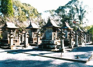 33基の墓石が整然と立ち並ぶ、宗功寺公園内の写真