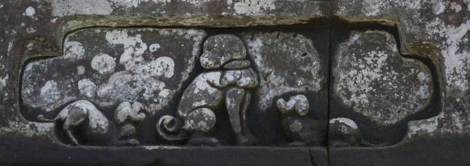 墓石に彫られた犬の彫刻の写真