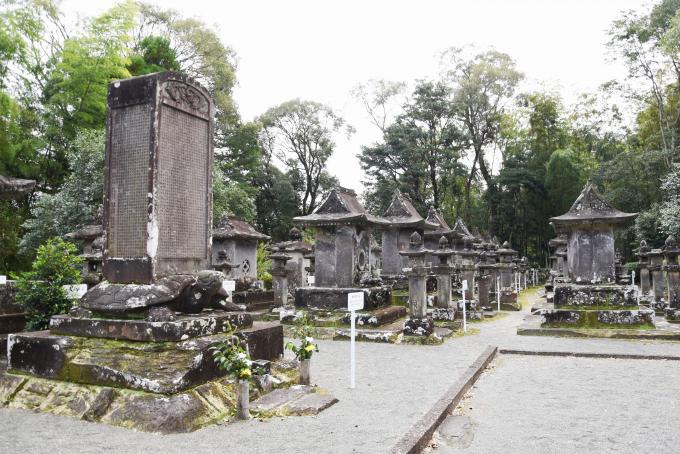 島津家の由来と祖先の功績が記された亀趺碑が、33基の墓石を見守るように立つ宗功寺公園内の写真