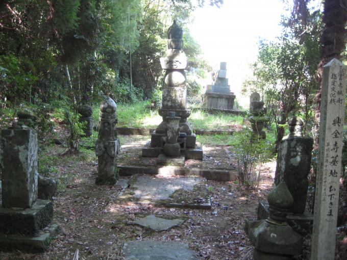興全寺墓地の写真