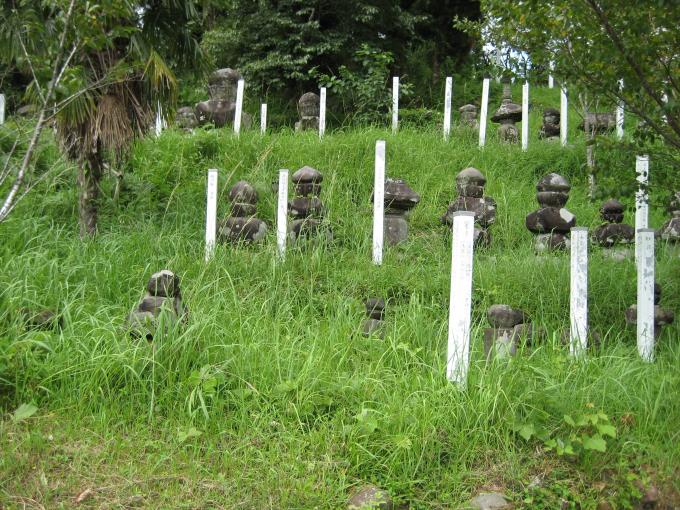 神興寺僧侶の墓石塔群の写真