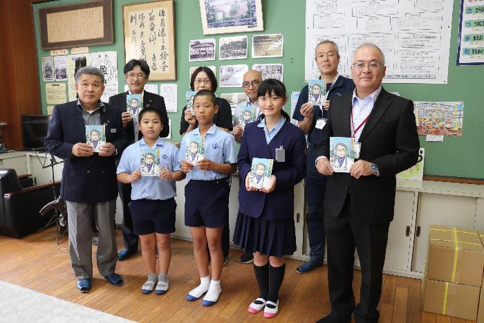 盈進小学校偉人マンガ進呈式