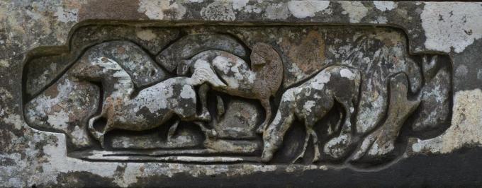 墓石に彫られた馬の彫刻の写真