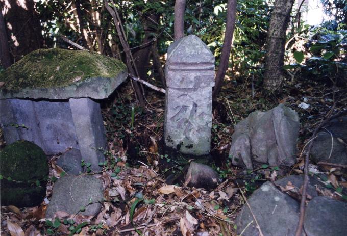 湯田の方柱板碑の写真