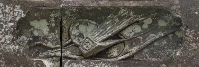 墓石に彫られた弓と箙の彫刻の写真
