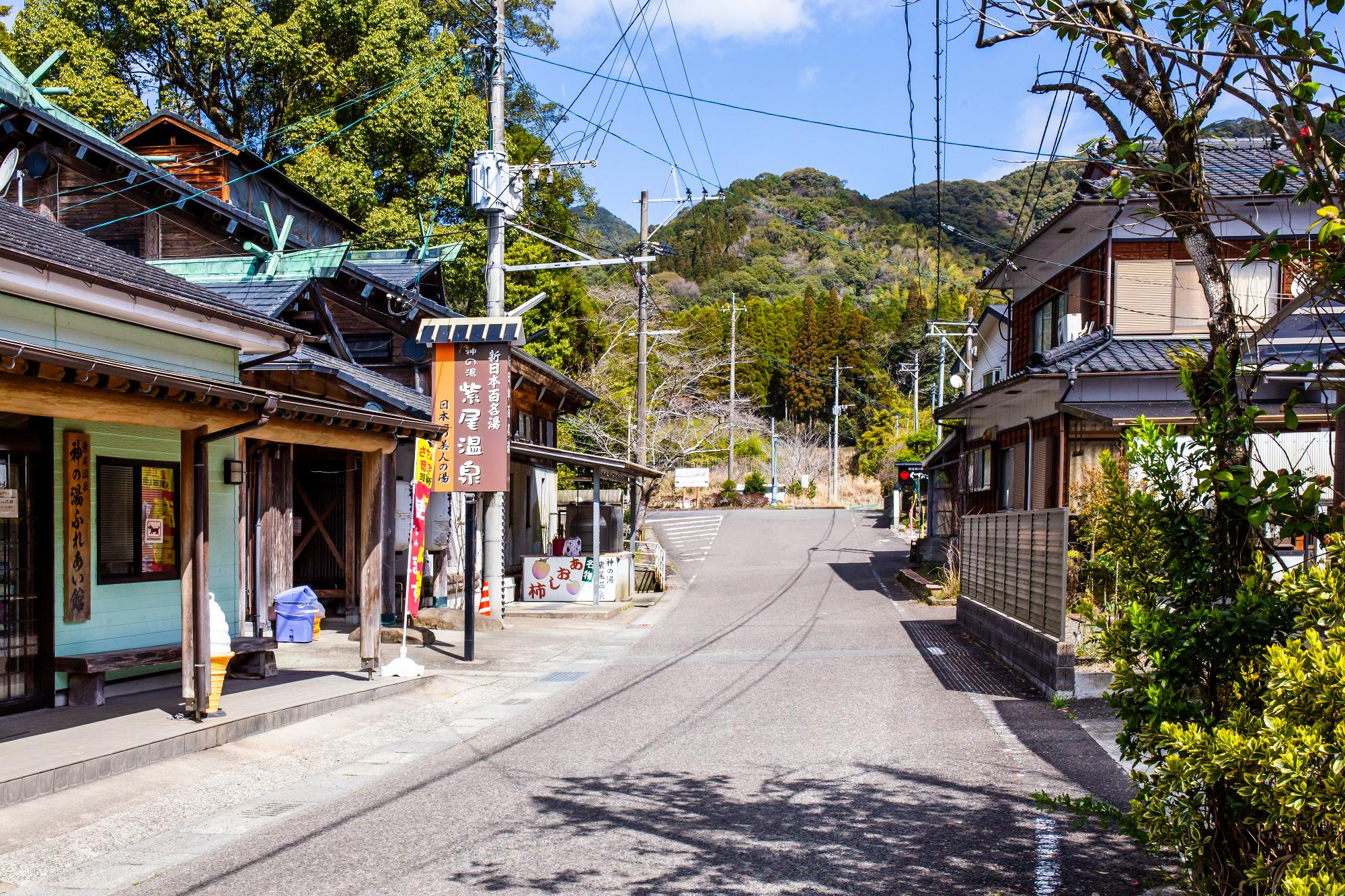 紫尾温泉街からキャンプ場へ続く道