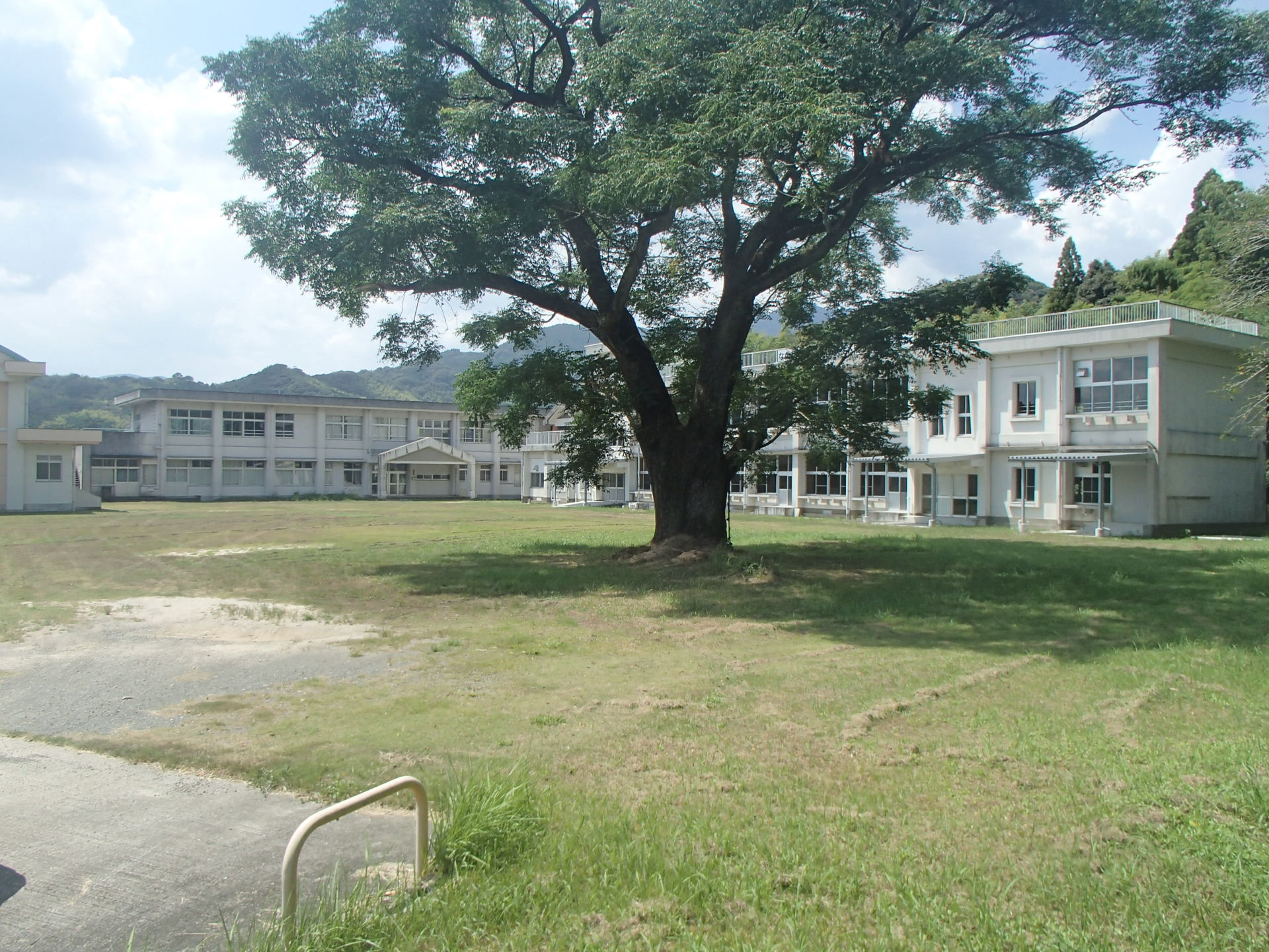 平川小学校全景