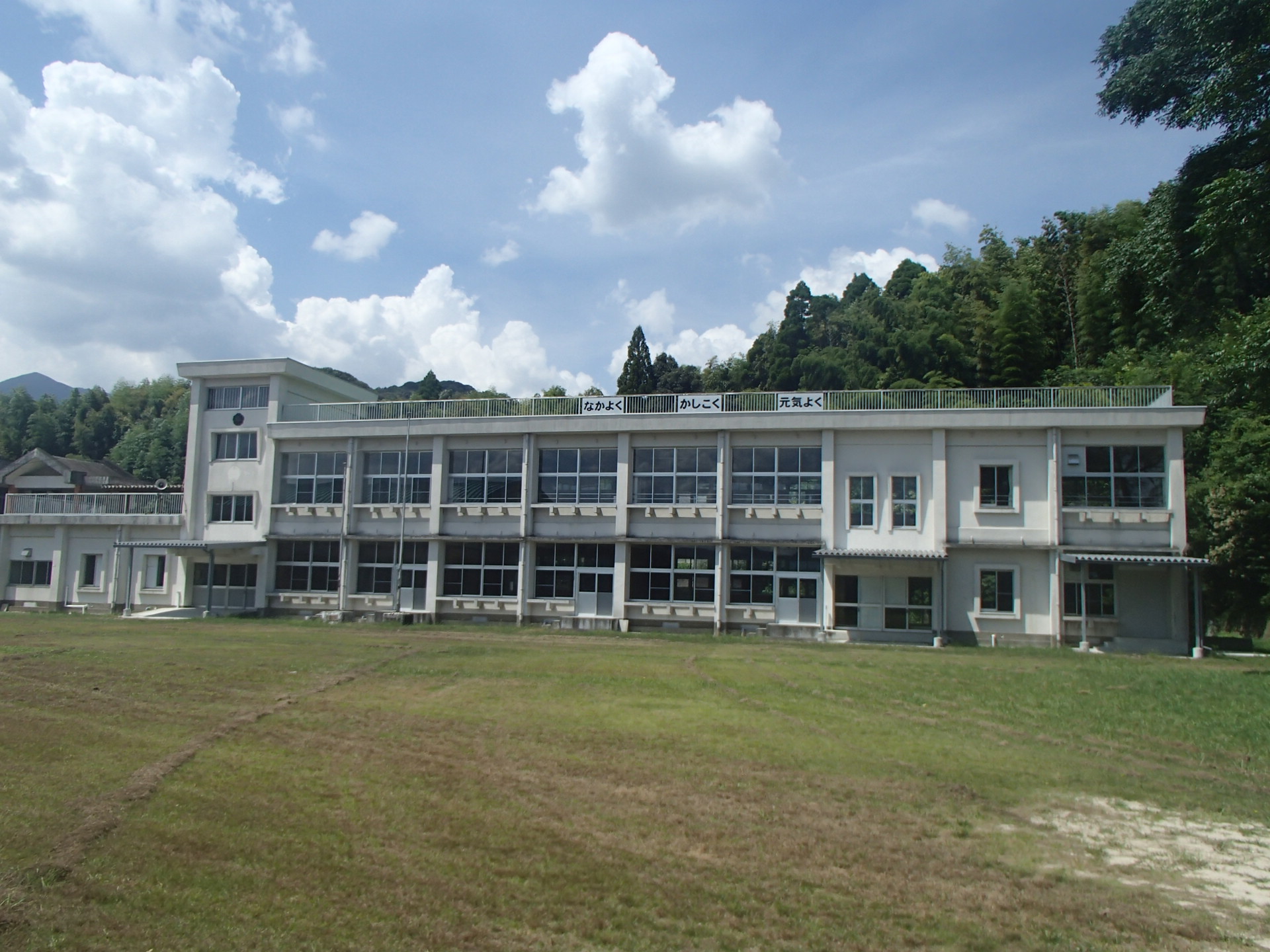平川小学校校舎