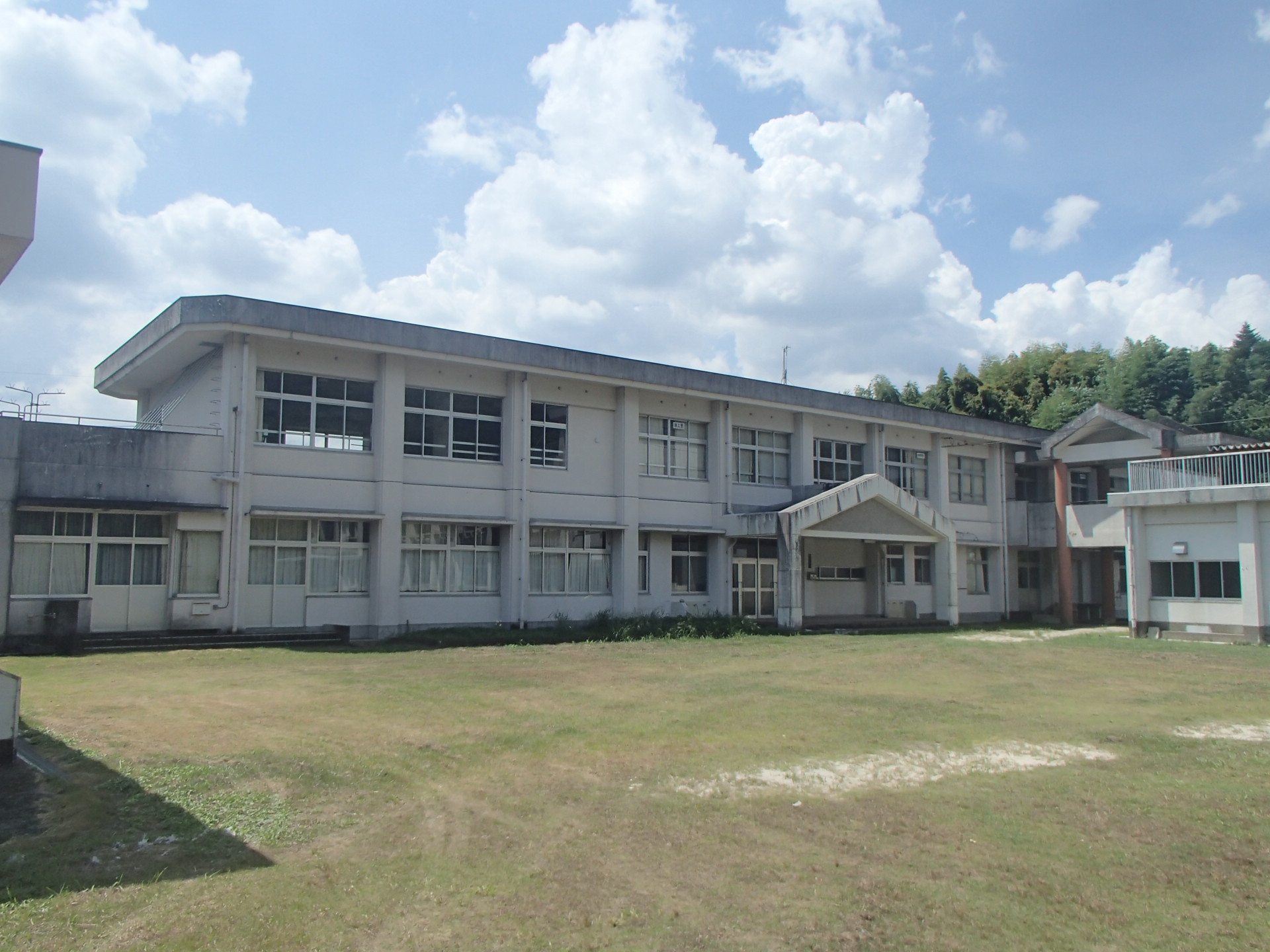 平川小学校校舎