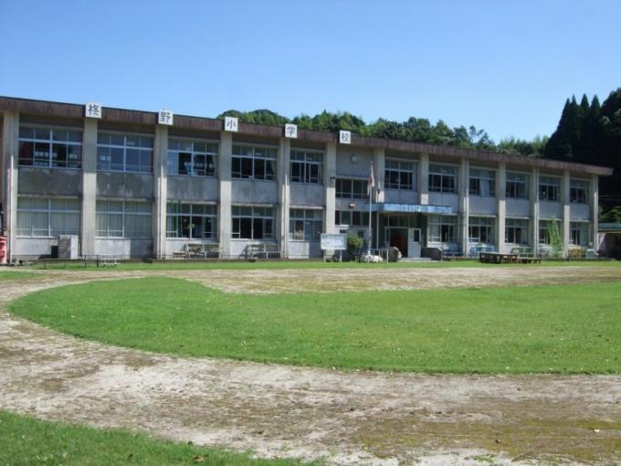 柊野小学校の校舎を校庭から見た写真