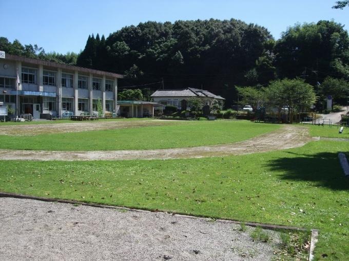 柊野小学校の校庭を横から見た写真