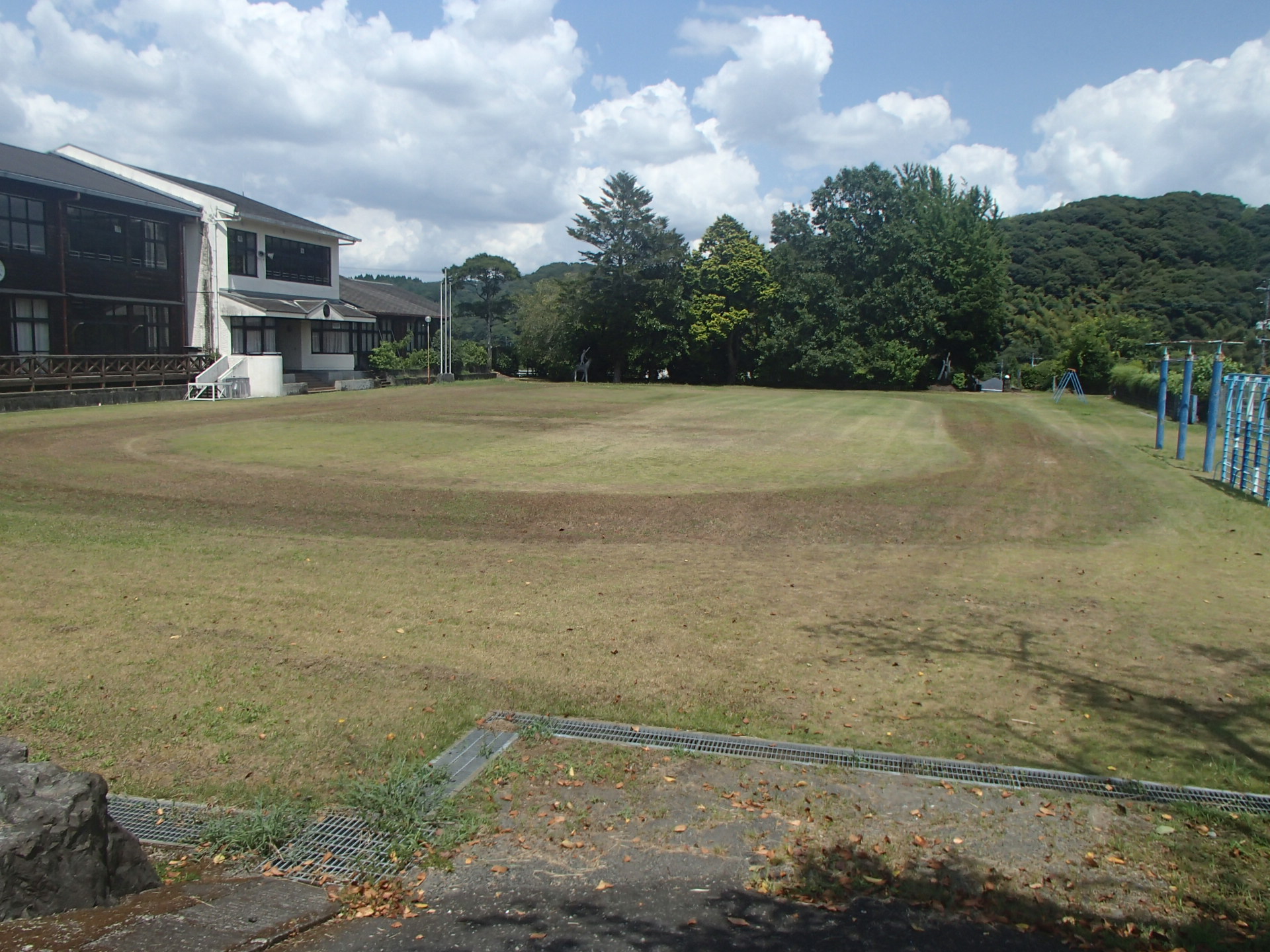 紫尾小学校校庭