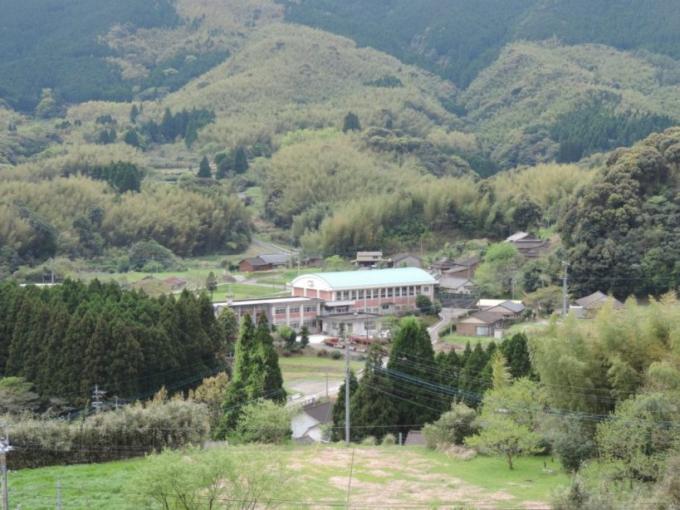 泊野小学校を山の上から見下ろした写真