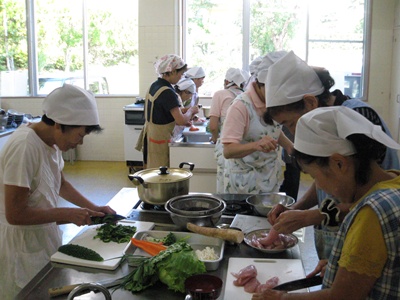 集まって料理をする参加者の写真
