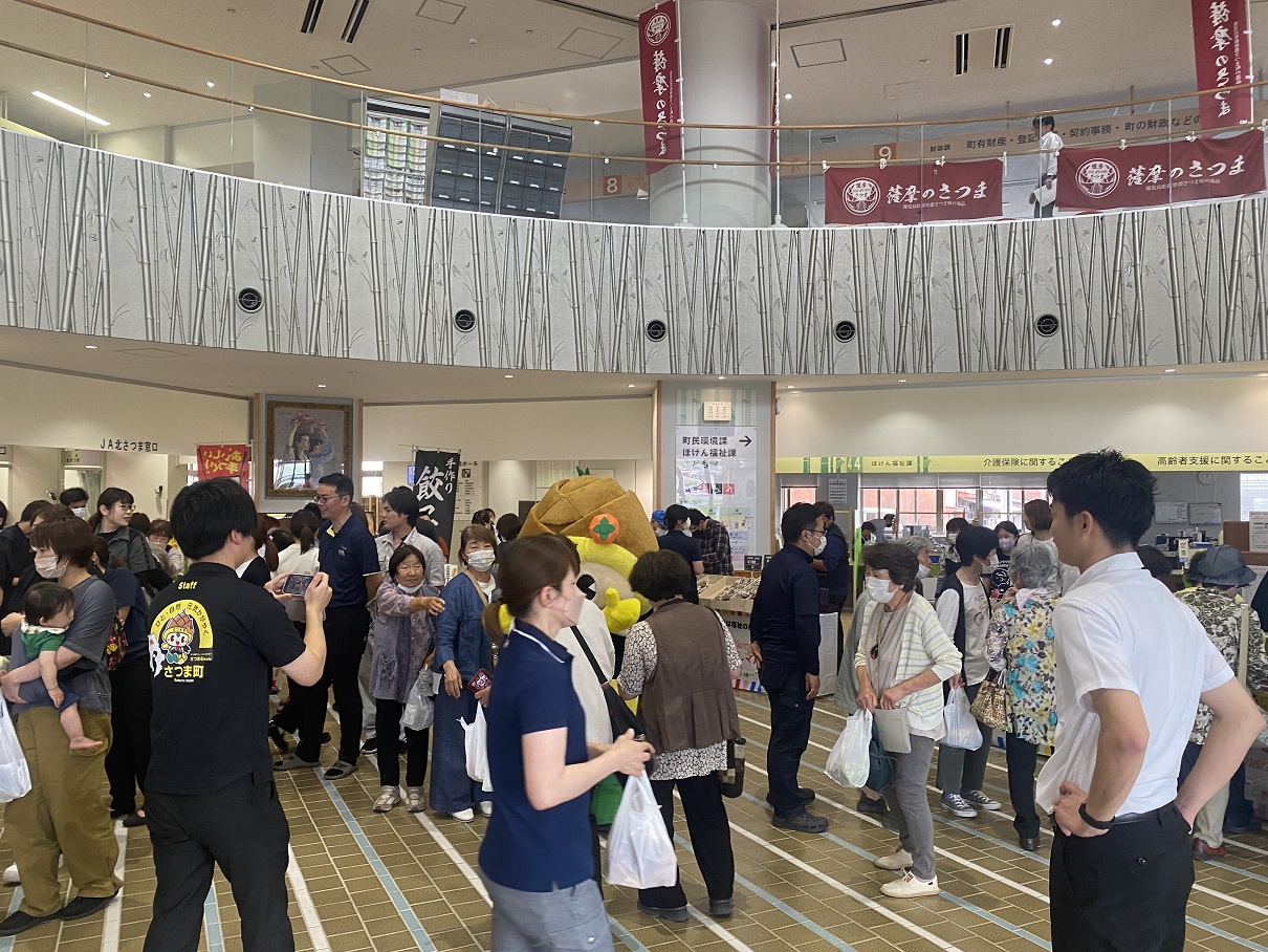 さつまる・ふくしマルシェ会場内の様子の写真
